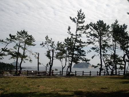 산책로에서 바라보면 섬은 전설 